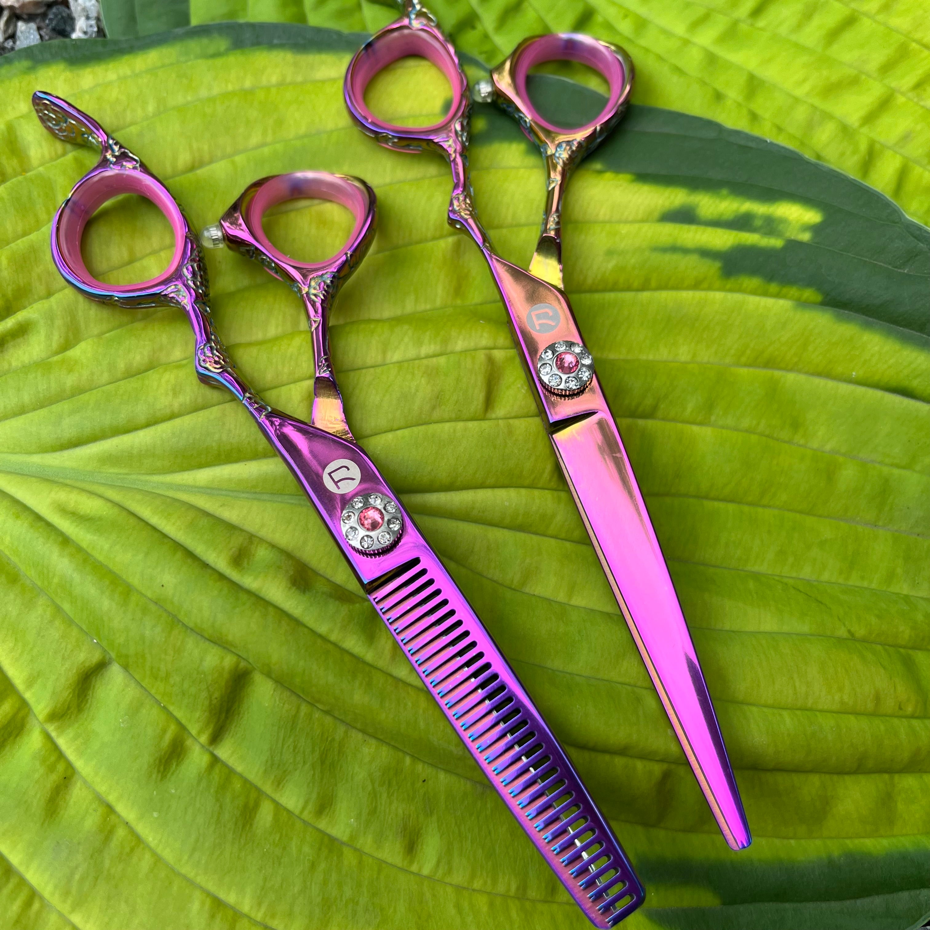 Pink haircutting shears Saki Kohana